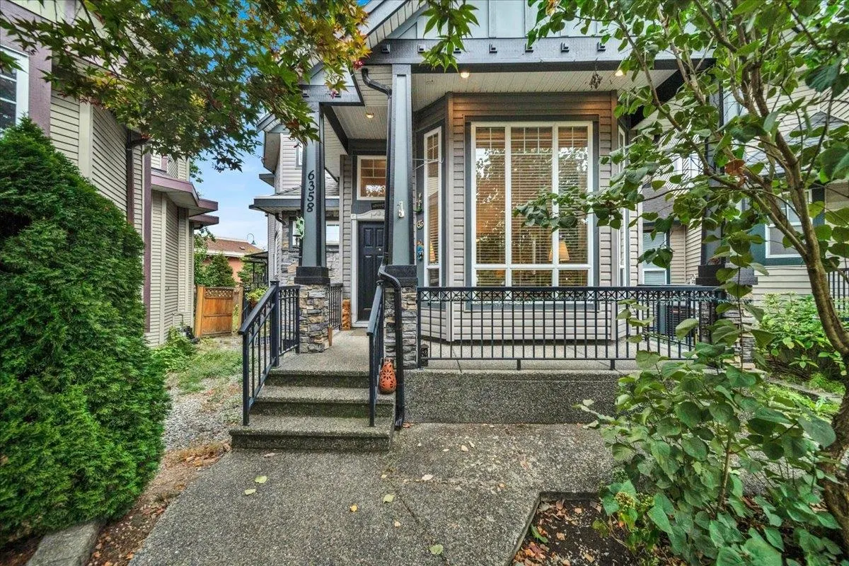 Photo 5 of 40 at 6358 167b Street