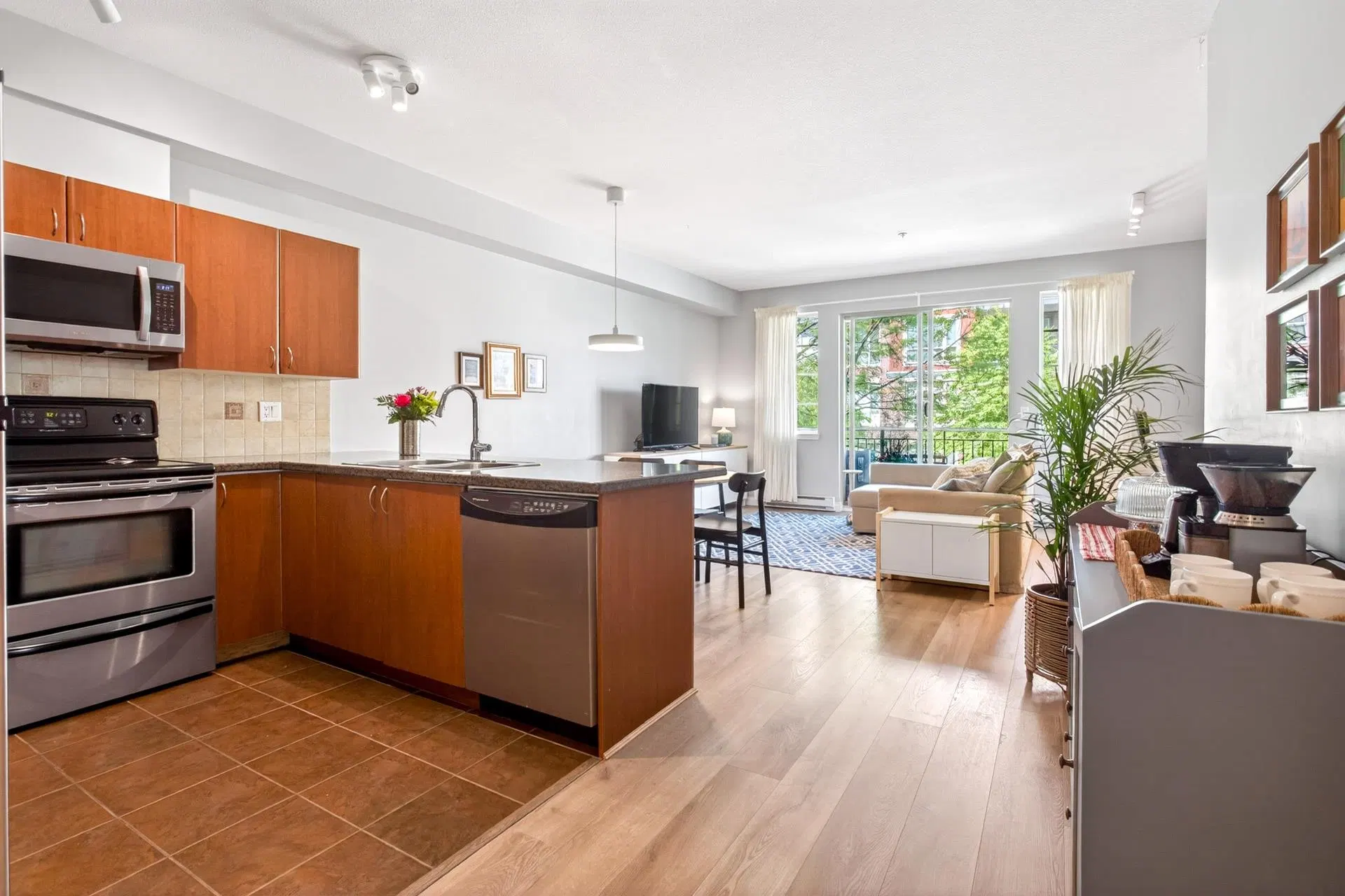 Photo 4 of 40 at #211 – 2346 Mcallister Avenue