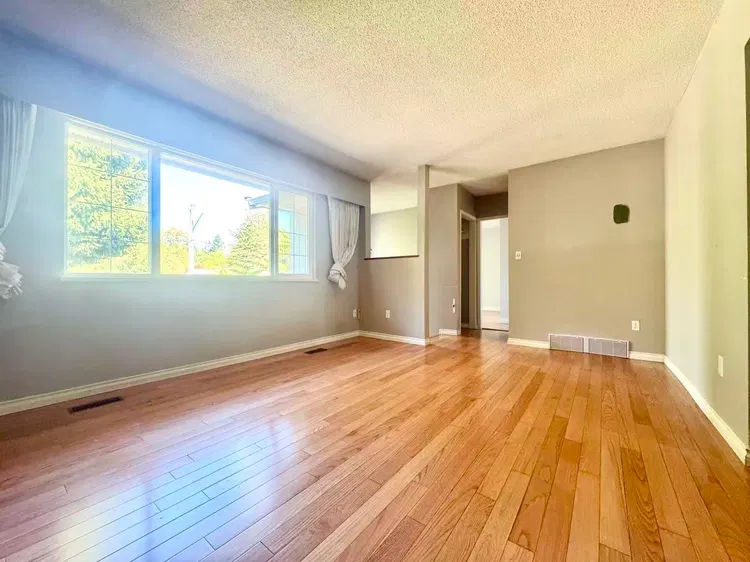 Photo 3 of 27 at 20732 114 Avenue
