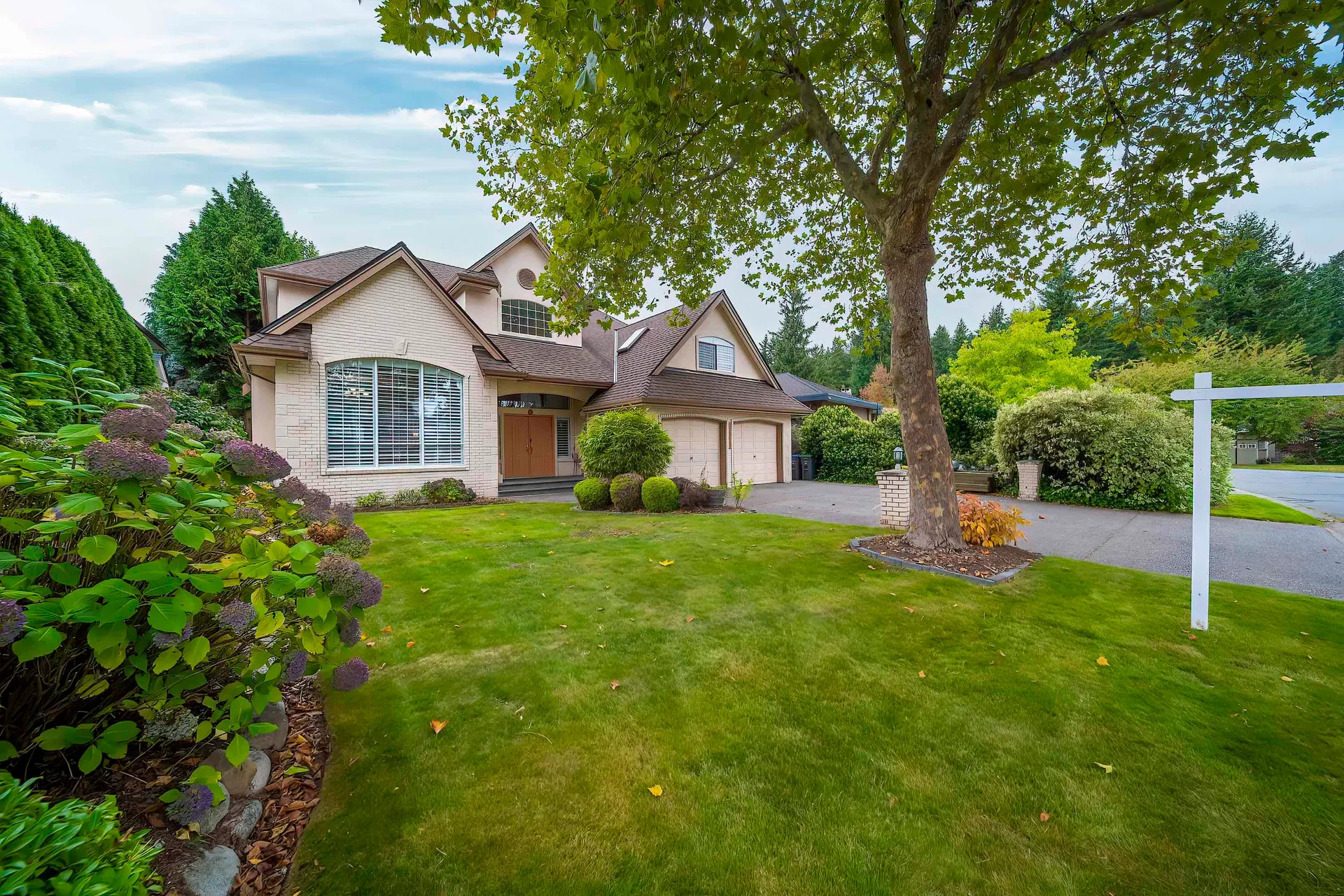 Photo 3 of 40 at 14872 25a Avenue