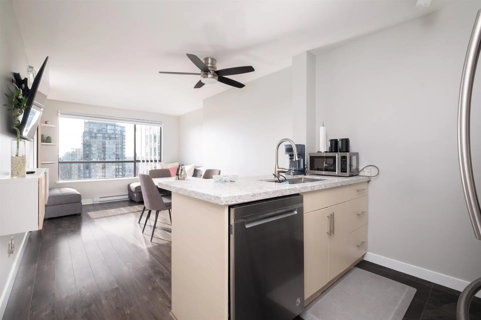 #2505 – 1189 Howe Street