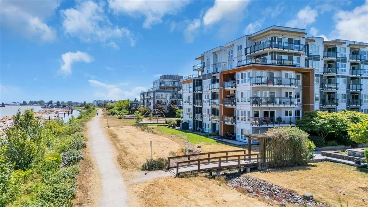 Photo 5 of 27 at #503 – 10033 River Drive