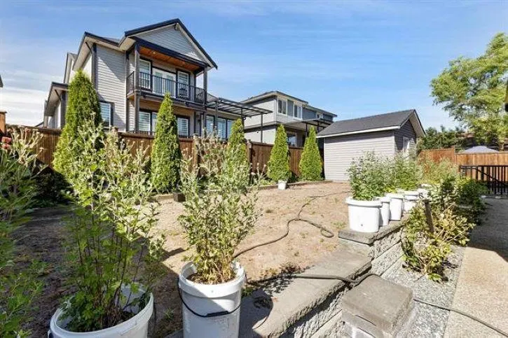 Photo 5 of 40 at 18585 56 Avenue