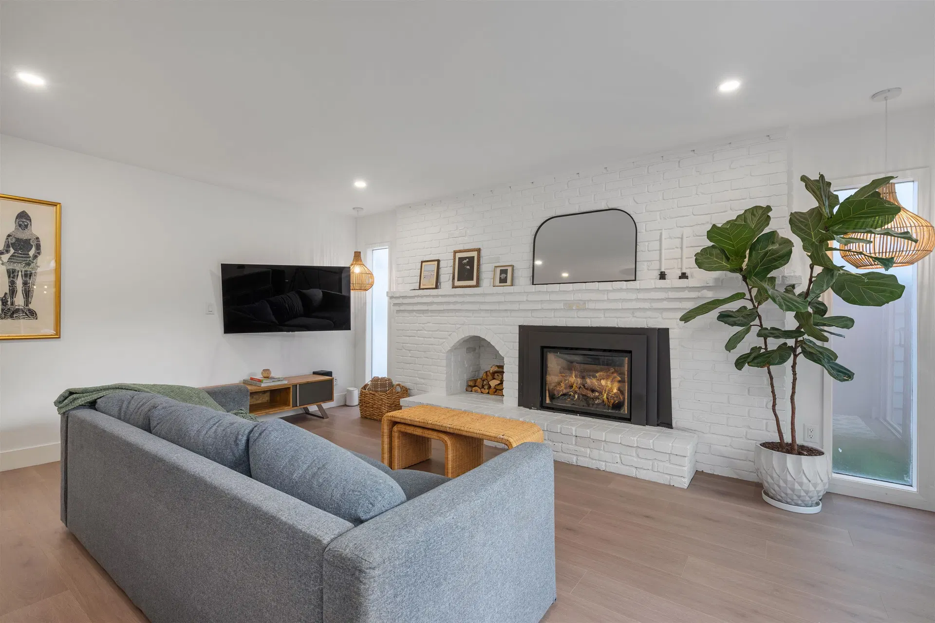 Photo 3 of 40 at 5974 16 Avenue