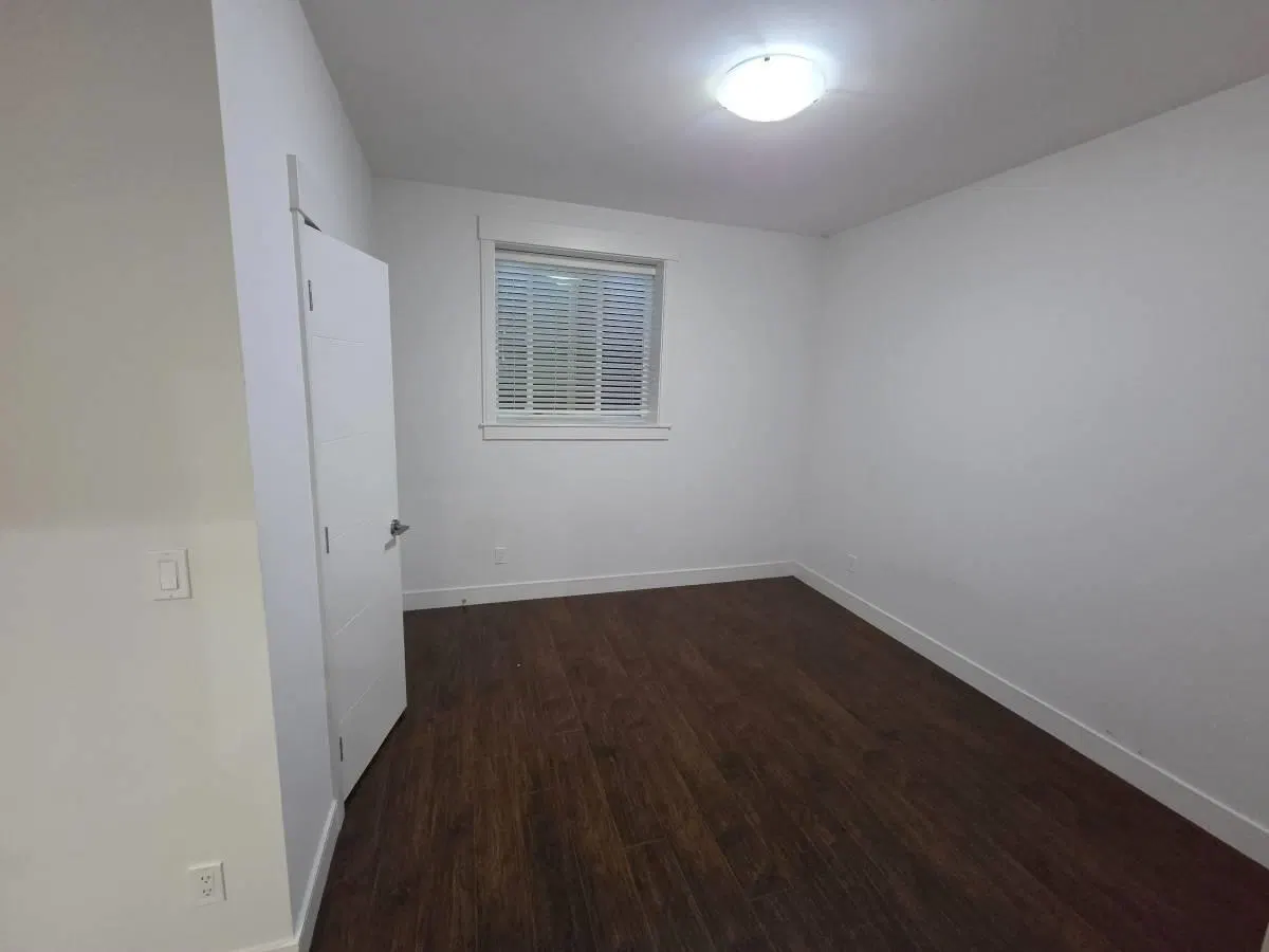 Photo 4 of 10 at Lower – 726 Delestre Avenue