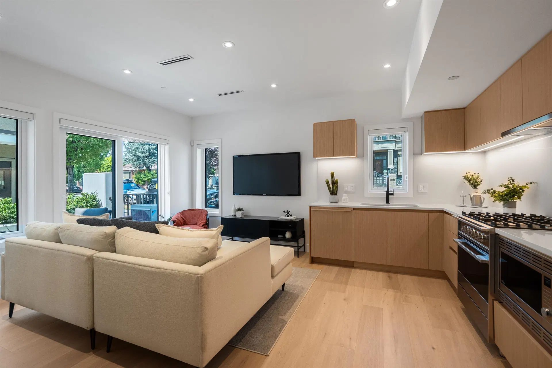 Photo 2 of 13 at 1008 W 52nd Avenue