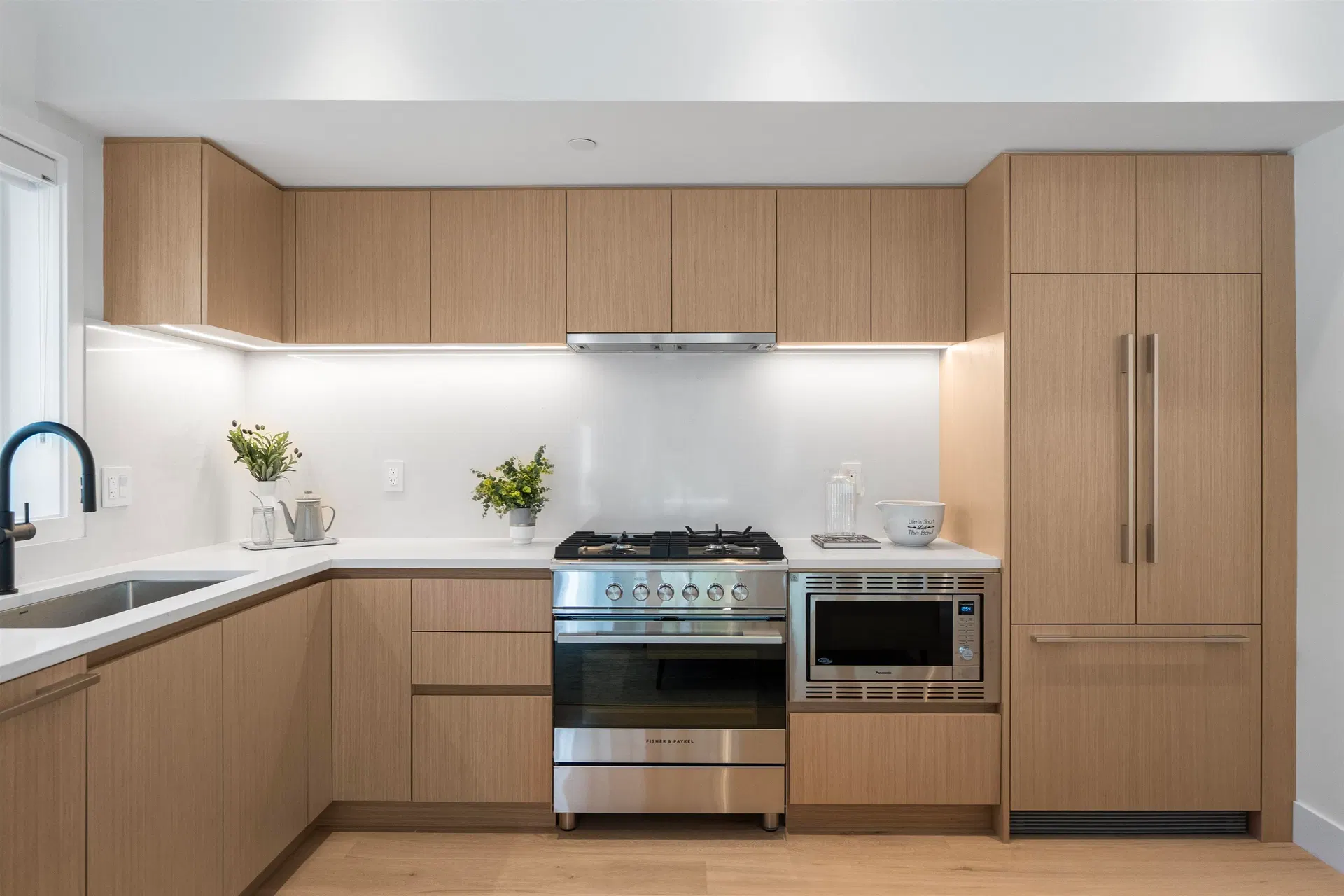 Photo 5 of 13 at 1008 W 52nd Avenue