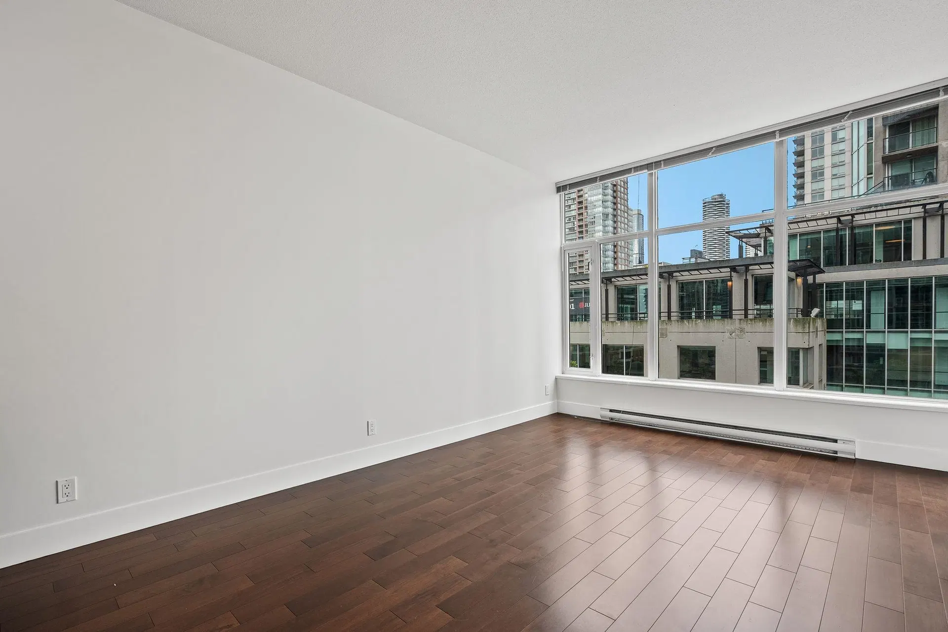 Photo 4 of 31 at #702 – 888 Homer Street