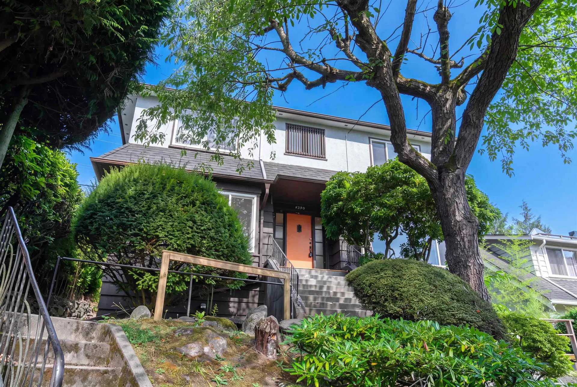 Photo 2 of 10 at 4390 Locarno Crescent