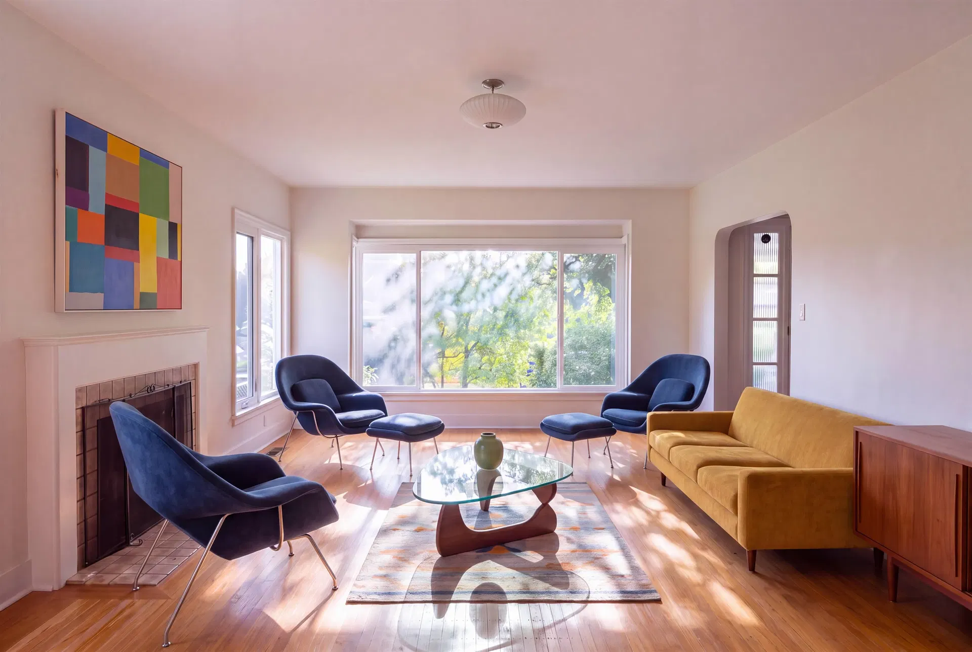 Photo 3 of 10 at 4390 Locarno Crescent