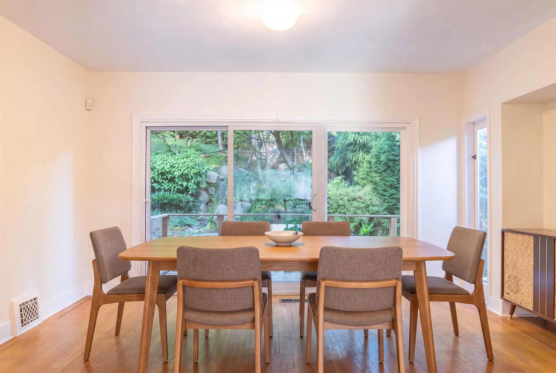 Photo 4 of 10 at 4390 Locarno Crescent