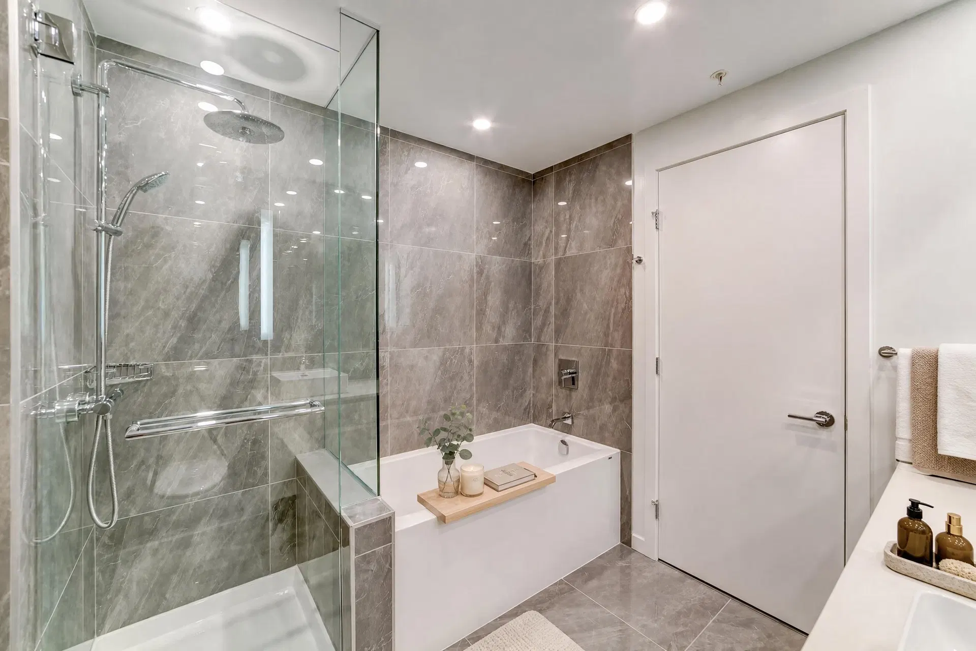 Photo 5 of 11 at #2105 – 5333 Goring Street