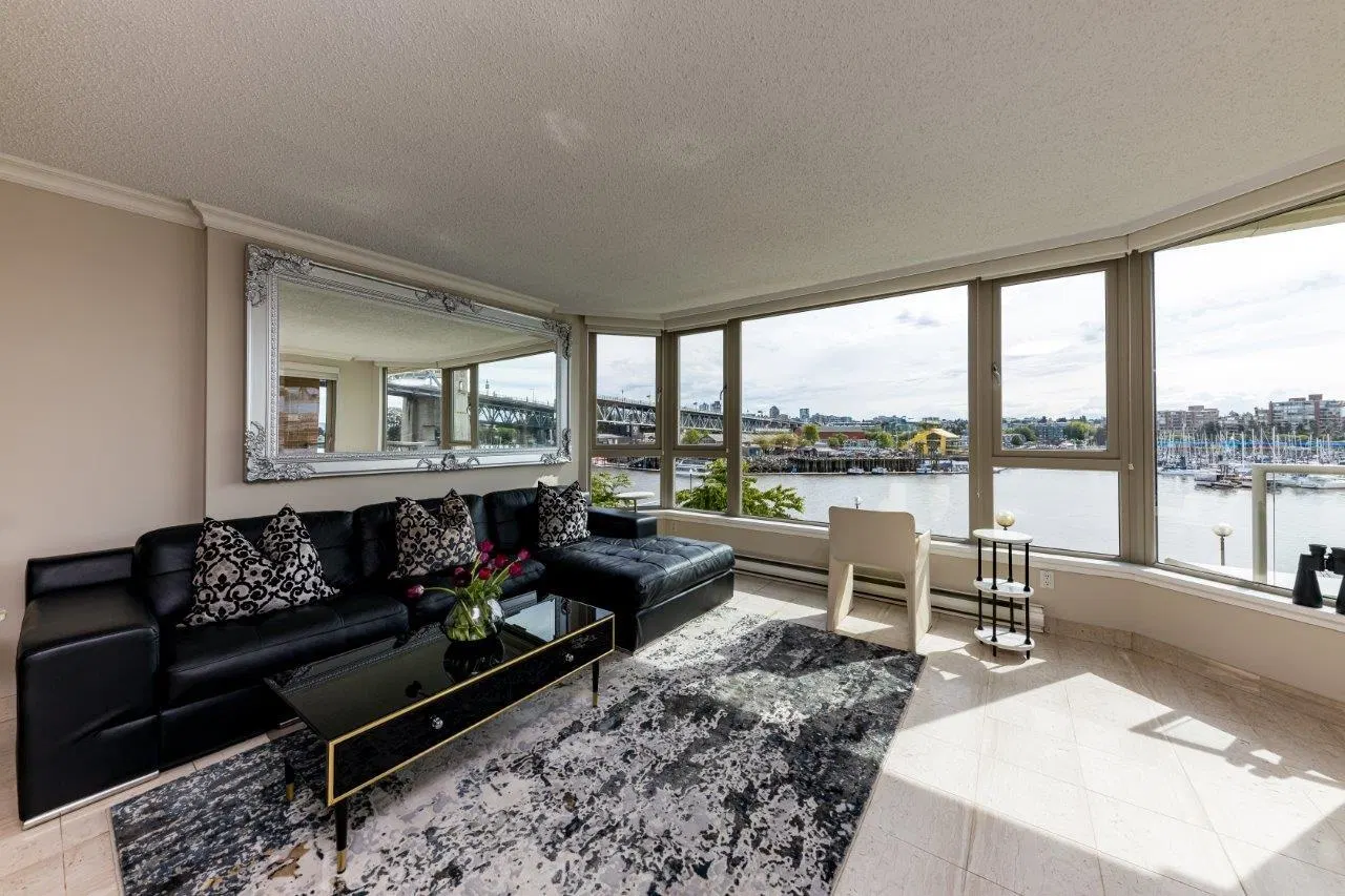 Photo 3 of 16 at #304 – 1675 Hornby Street