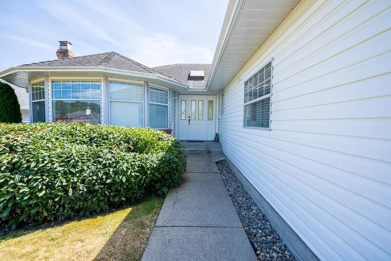 Photo 2 of 15 at 16158 16a Avenue