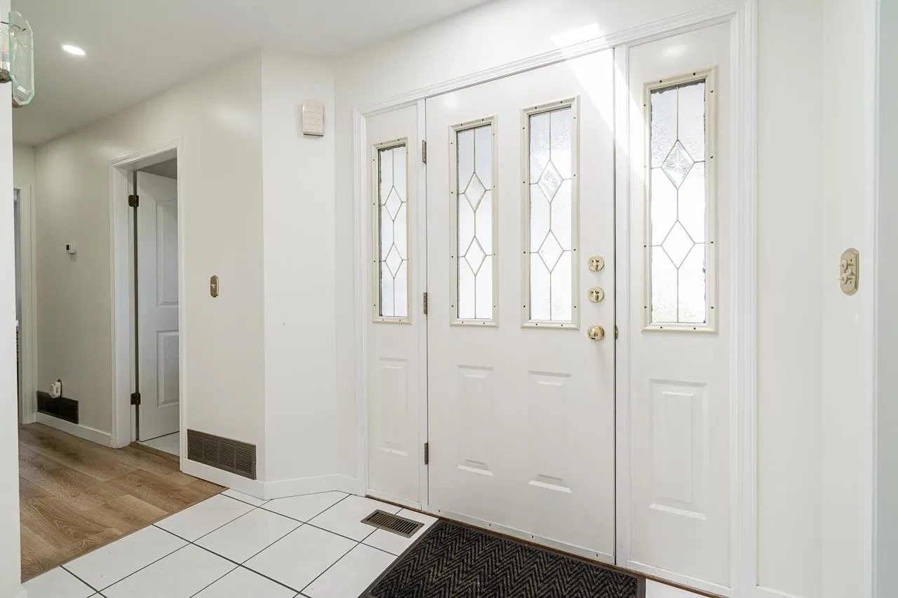Photo 3 of 15 at 16158 16a Avenue