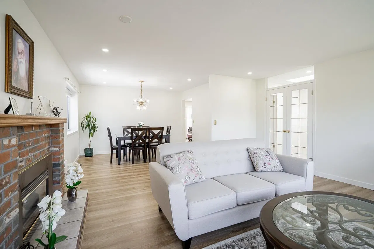 Photo 5 of 15 at 16158 16a Avenue