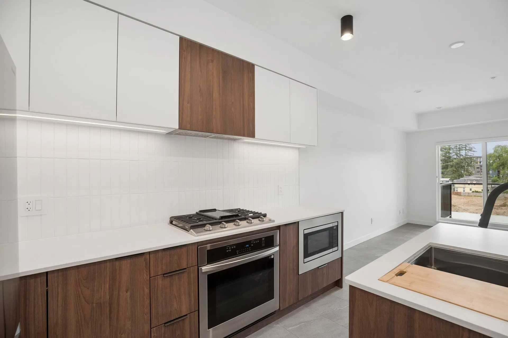 Photo 2 of 23 at #612 – 623 Kemsley Avenue