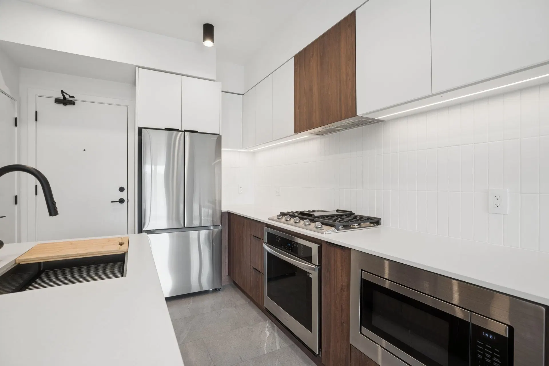 Photo 3 of 23 at #612 – 623 Kemsley Avenue