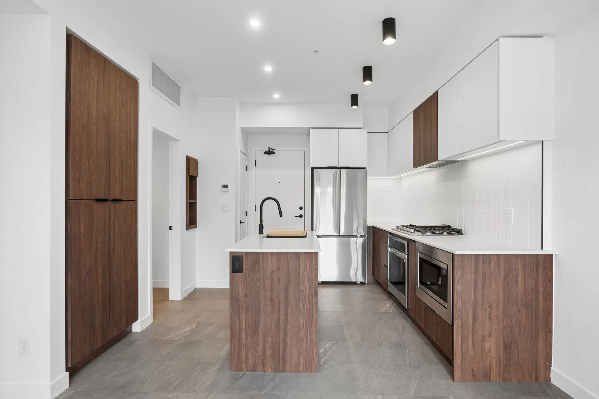Photo 4 of 23 at #612 – 623 Kemsley Avenue
