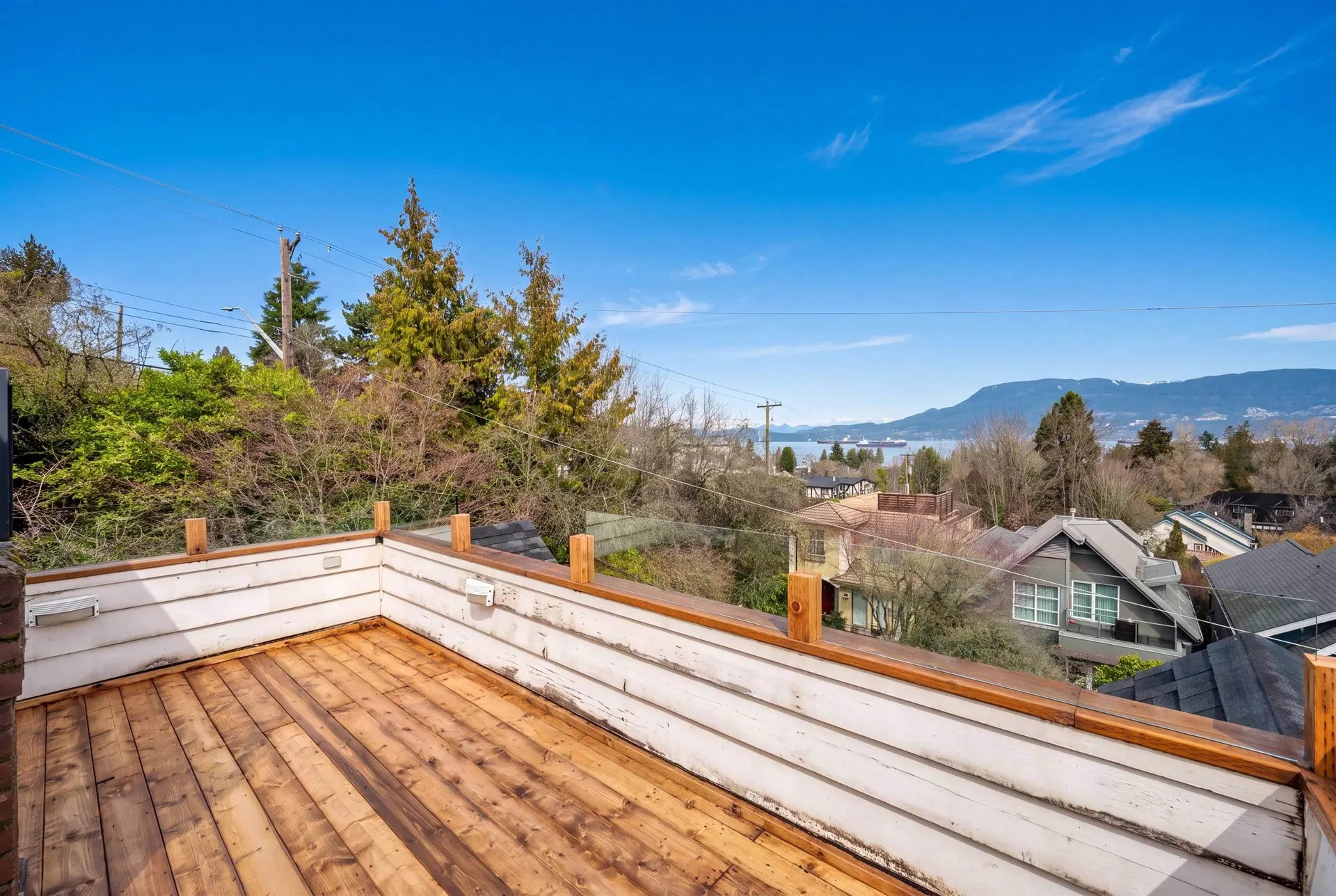 Photo 3 of 18 at 4396 Locarno Crescent