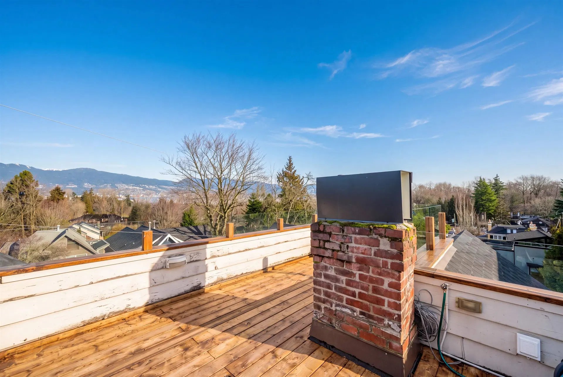 Photo 4 of 18 at 4396 Locarno Crescent
