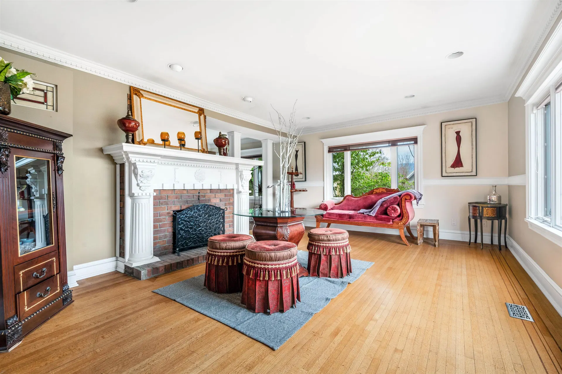 Photo 5 of 18 at 4396 Locarno Crescent