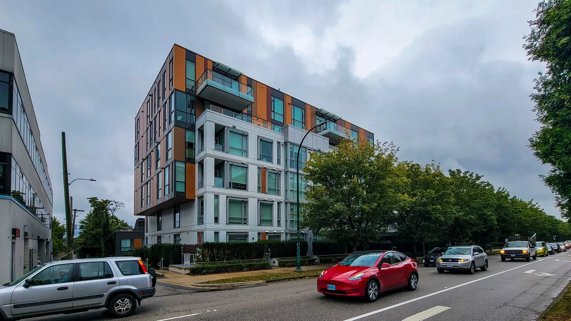 #208 – 469 King Edward Avenue