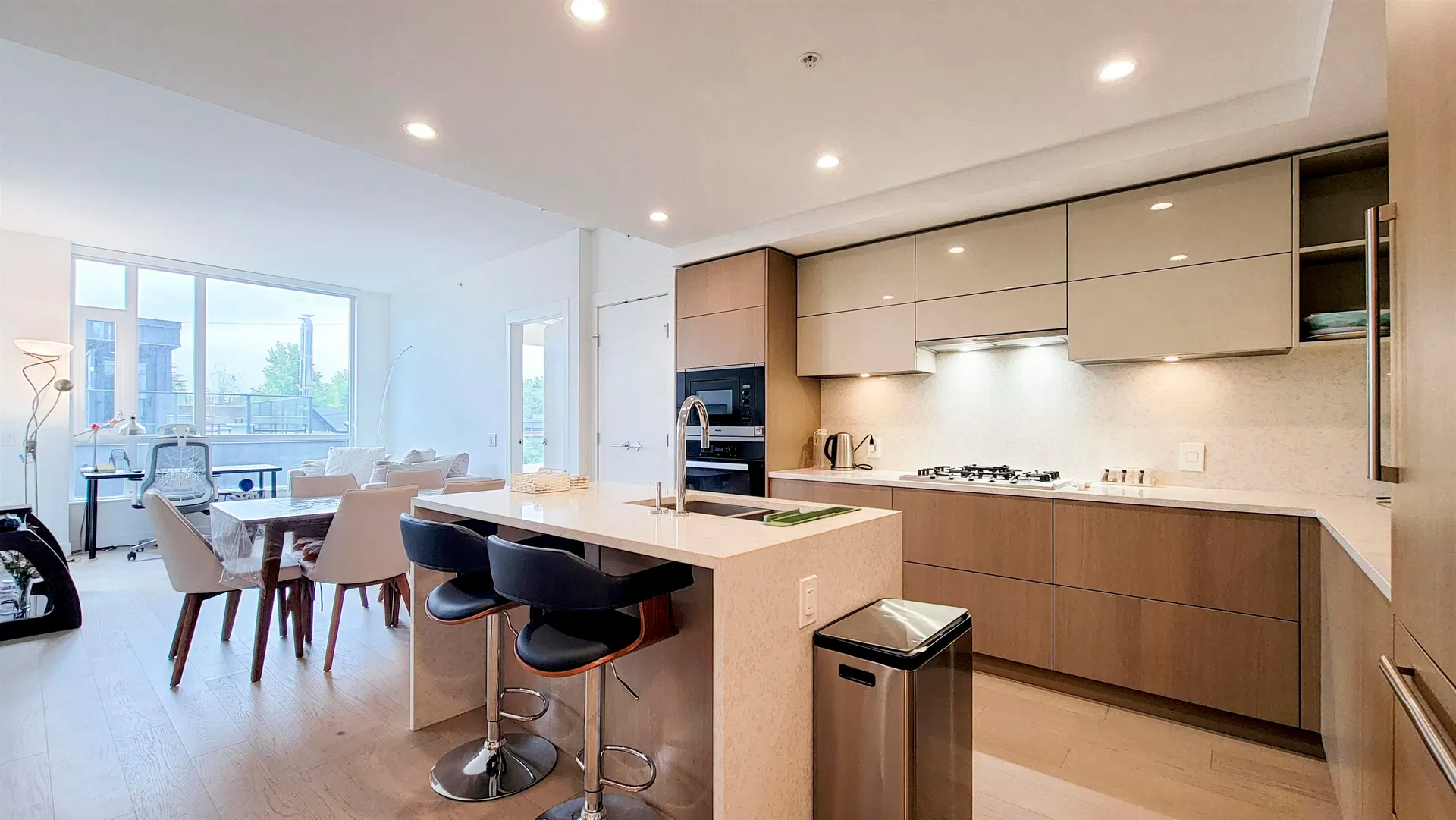 Photo 2 of 20 at #208 – 469 W King Edward Avenue