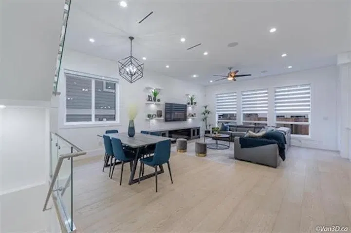 Photo 4 of 13 at 16759 18 Avenue