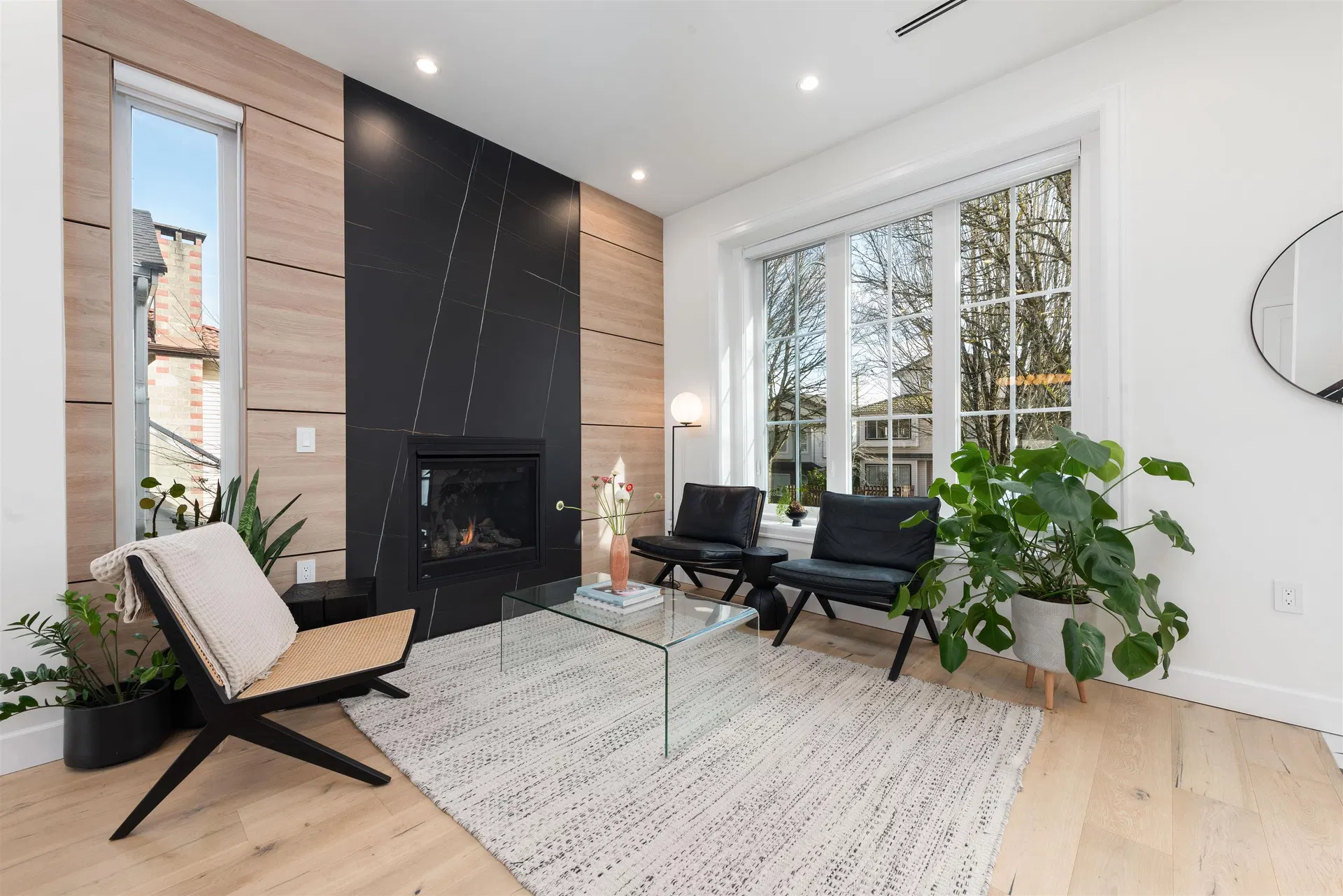 Photo 2 of 38 at 5059 Sherbrooke Street