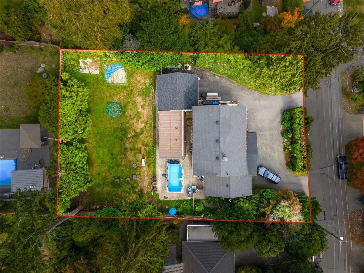 Photo 2 of 39 at 787 Roslyn Boulevard