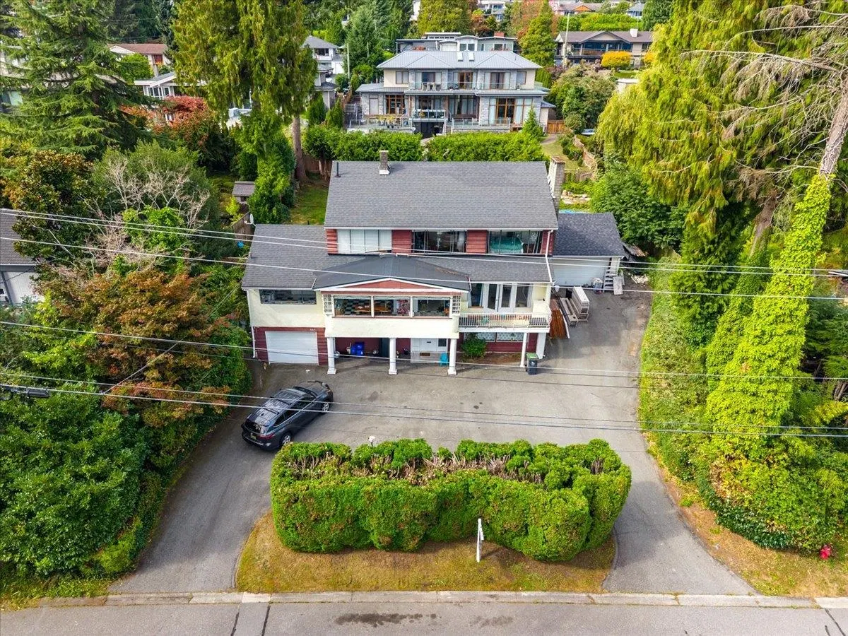 Photo 3 of 39 at 787 Roslyn Boulevard