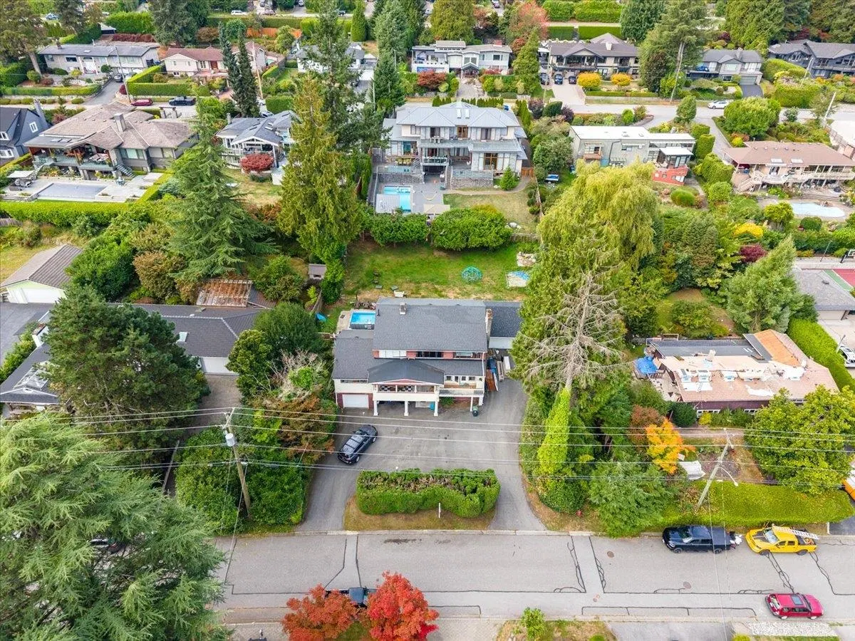 Photo 4 of 39 at 787 Roslyn Boulevard