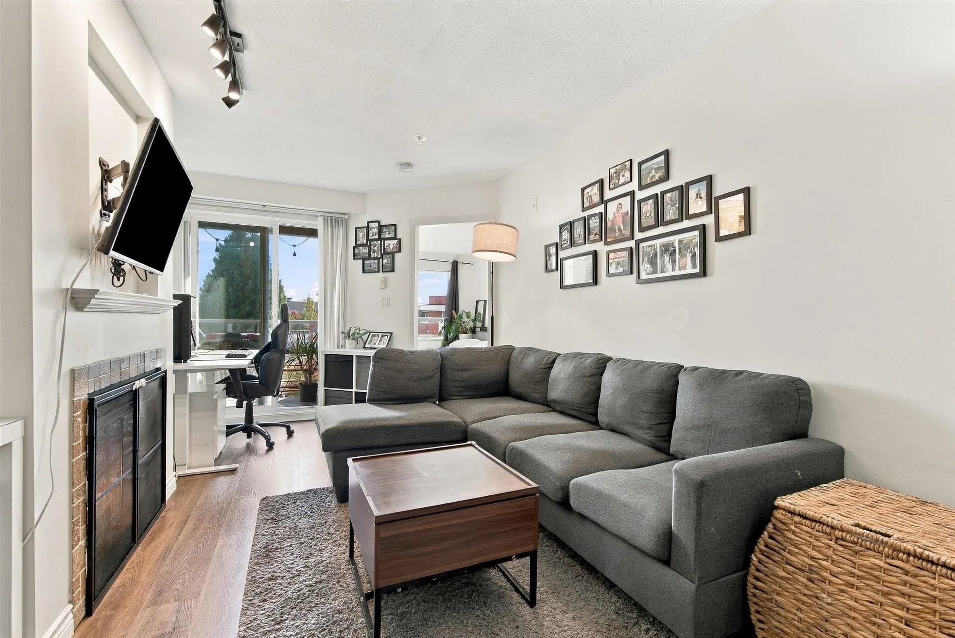 Photo 3 of 24 at #323 – 760 Kingsway