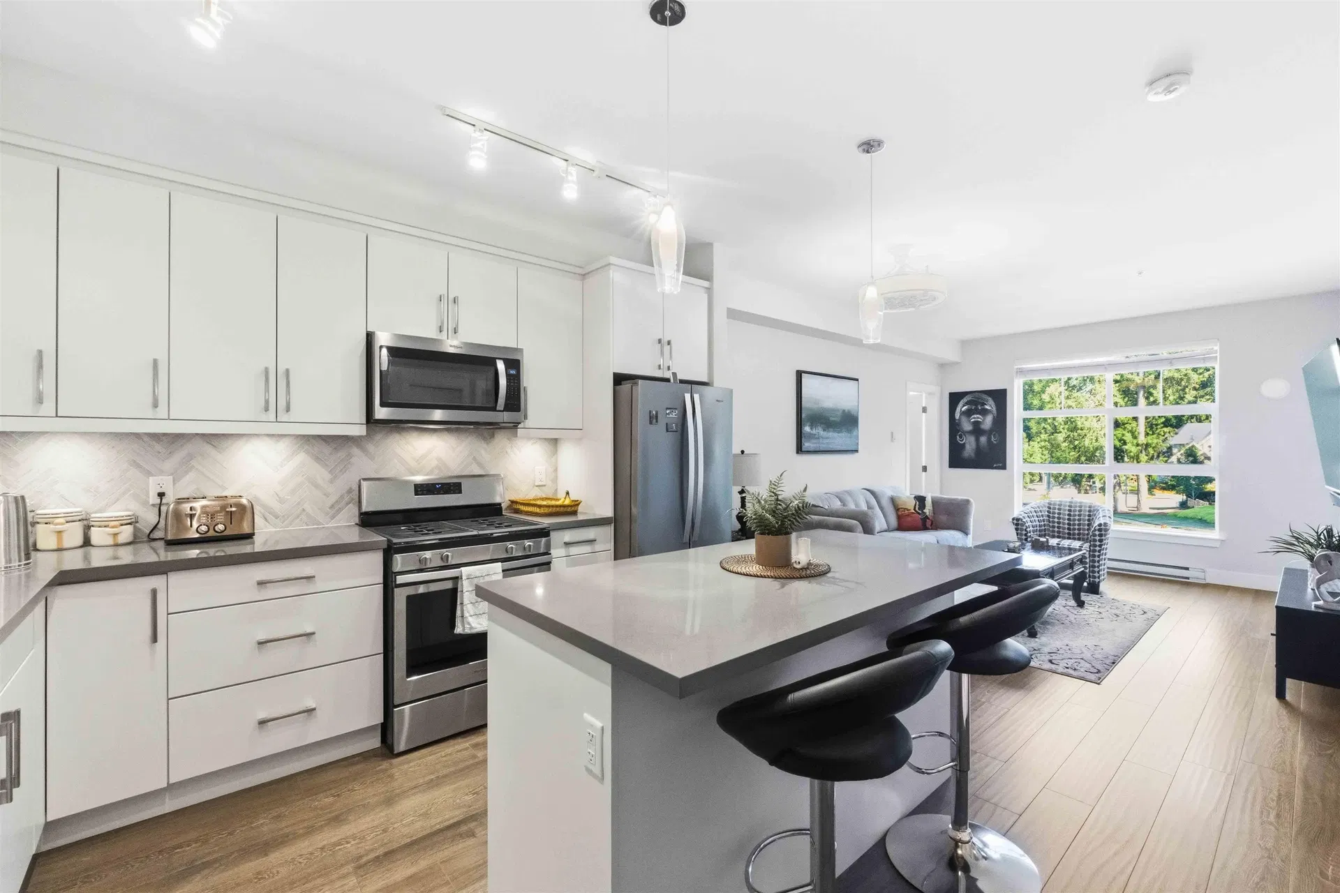 Photo 4 of 32 at #309 – 14605 Mcdougall Drive