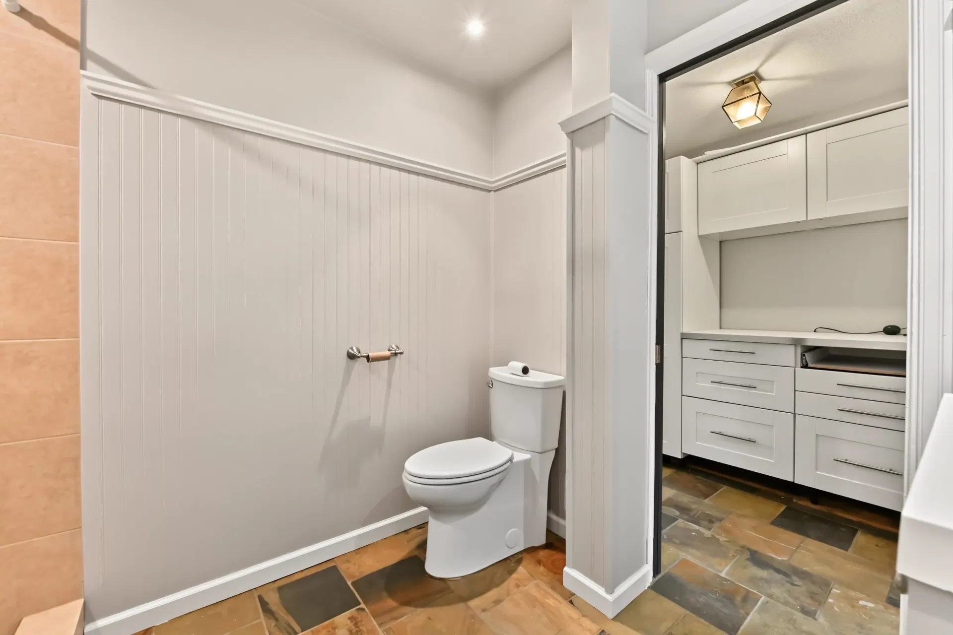 Photo 3 of 26 at 1467 Enderby Avenue