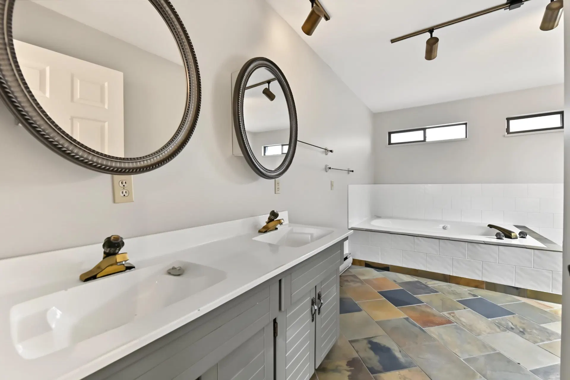Photo 4 of 26 at 1467 Enderby Avenue