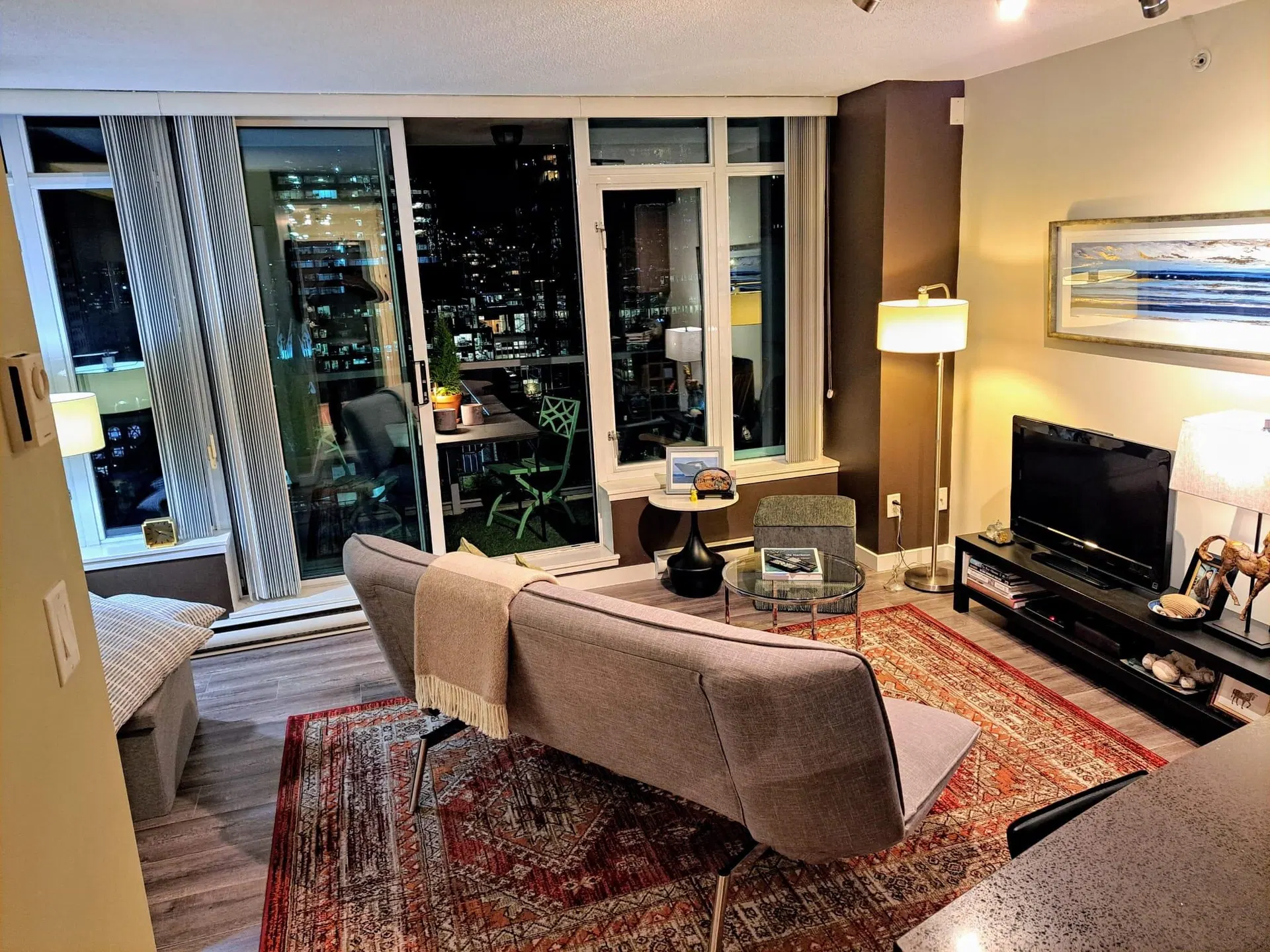 Photo 2 of 11 at #1611 – 610 Granville Street
