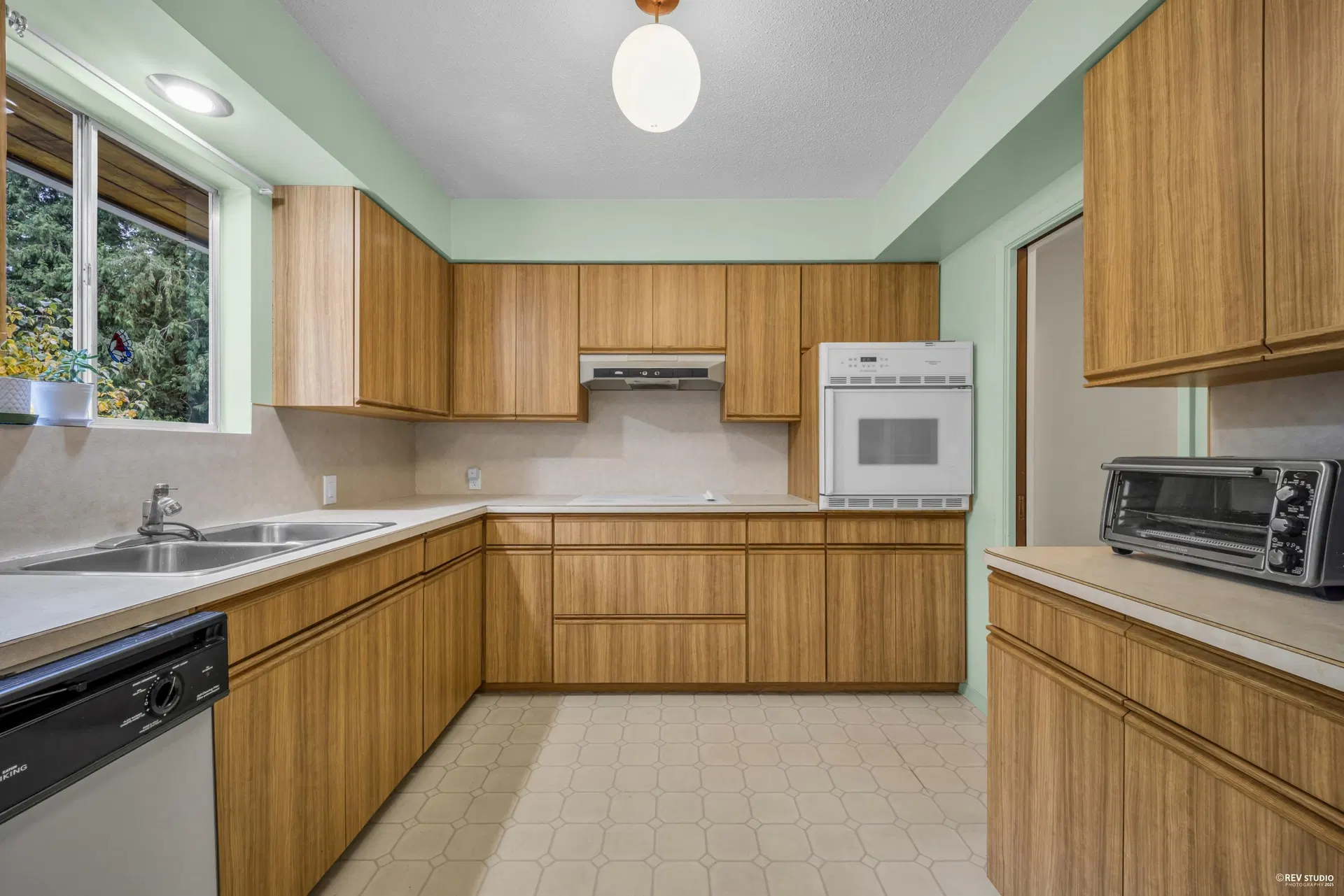 Photo 5 of 24 at 4578 Capilano Road