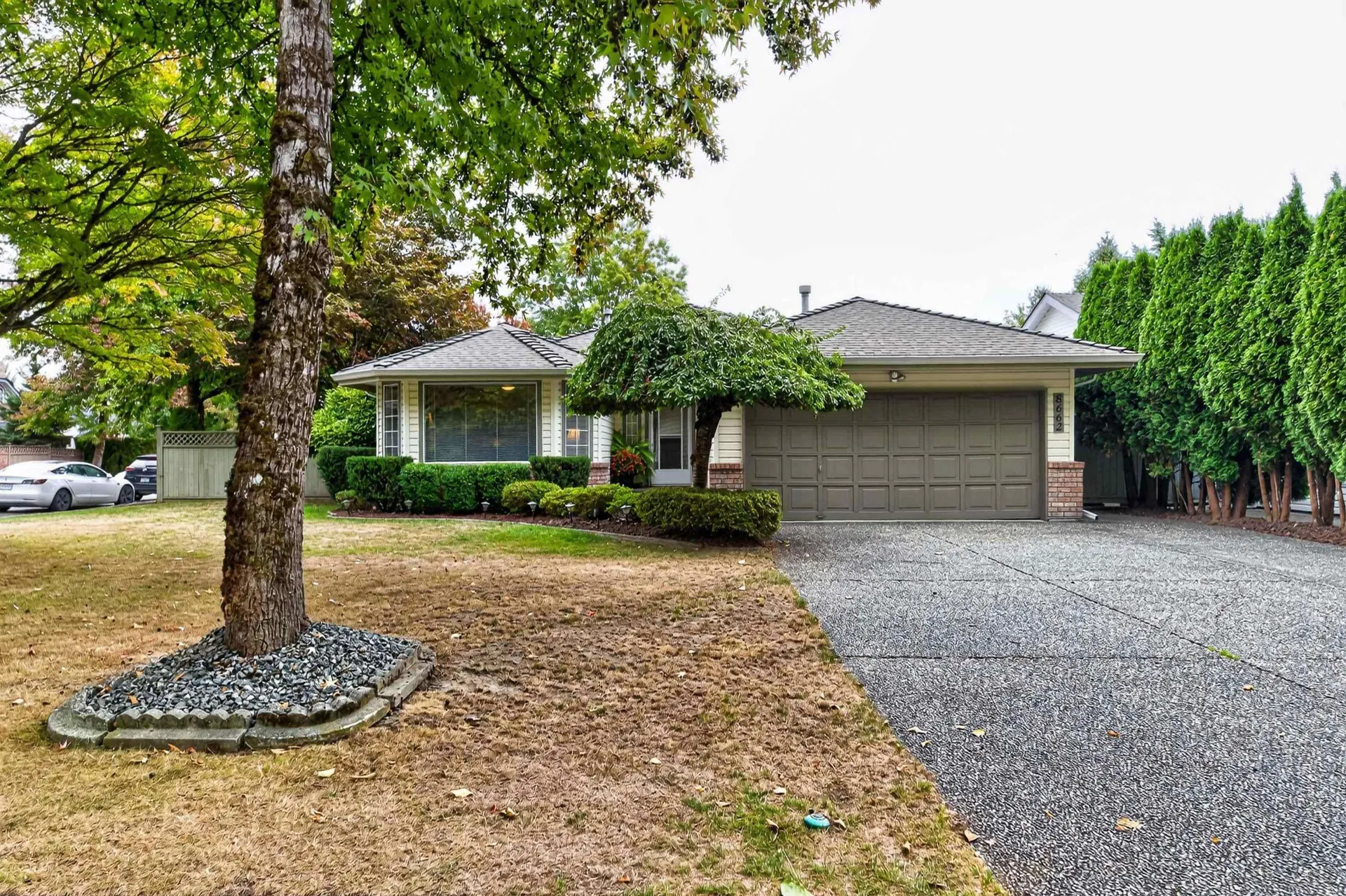 Photo 3 of 40 at 8662 161 Street