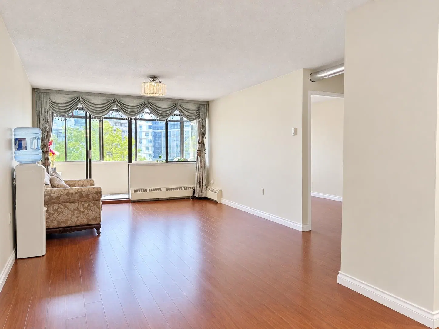 Photo 2 of 32 at #812 – 6611 Minoru Boulevard