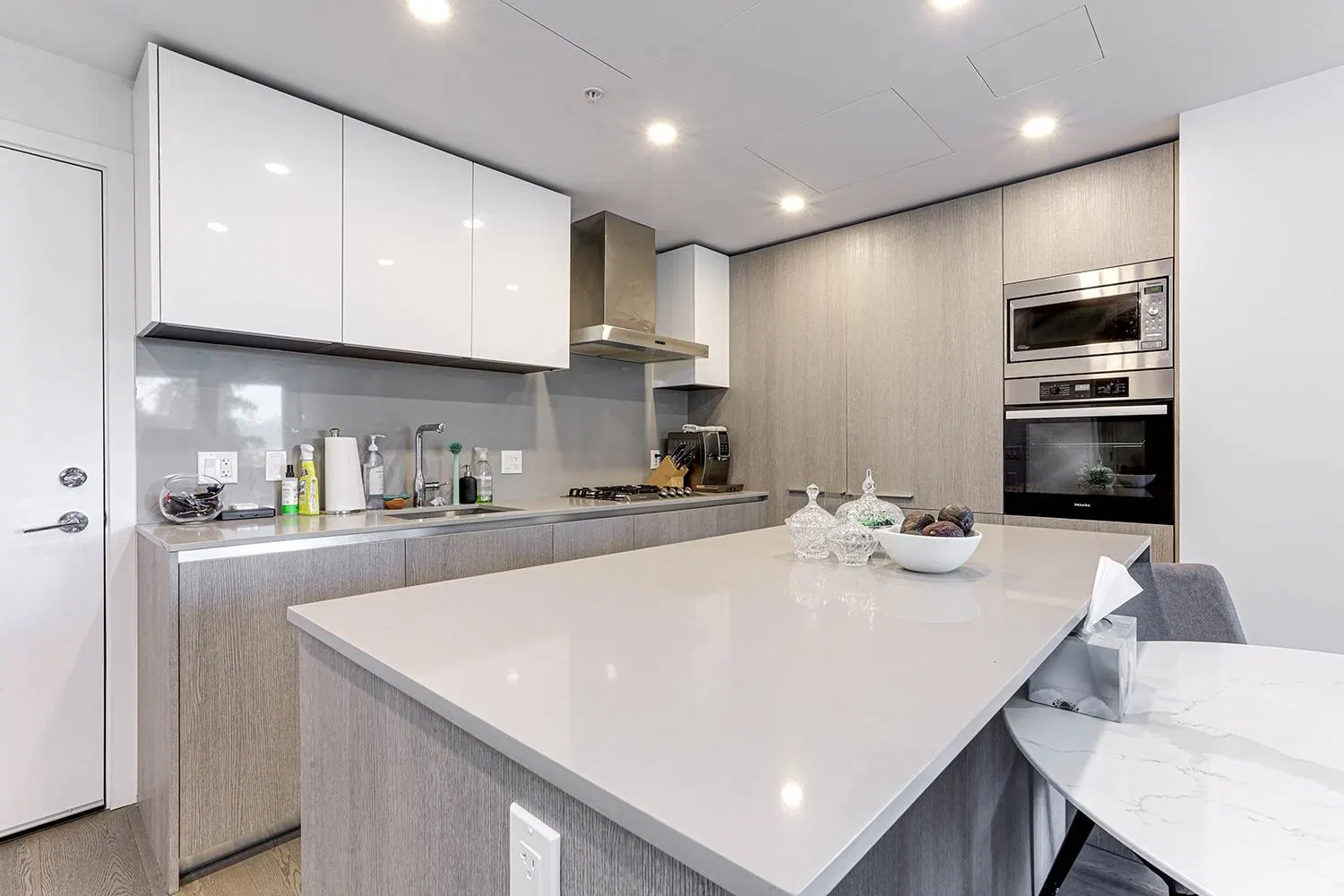 Photo 3 of 21 at #404 – 4908 Cambie Street