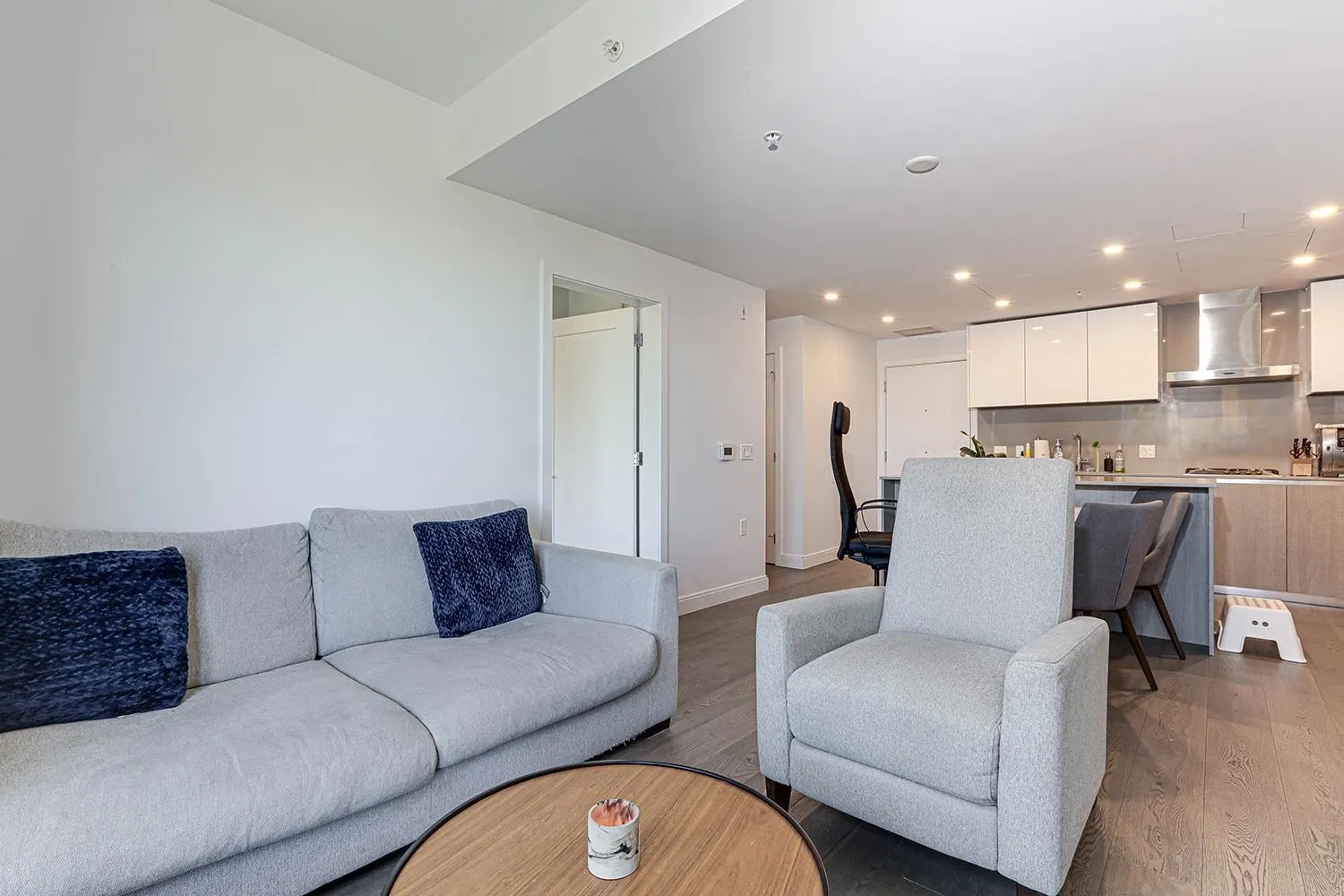 Photo 4 of 21 at #404 – 4908 Cambie Street
