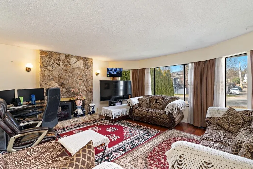 Photo 3 of 35 at 328 E 49th Avenue