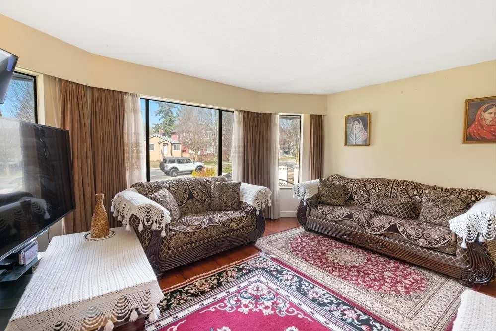 Photo 5 of 35 at 328 E 49th Avenue