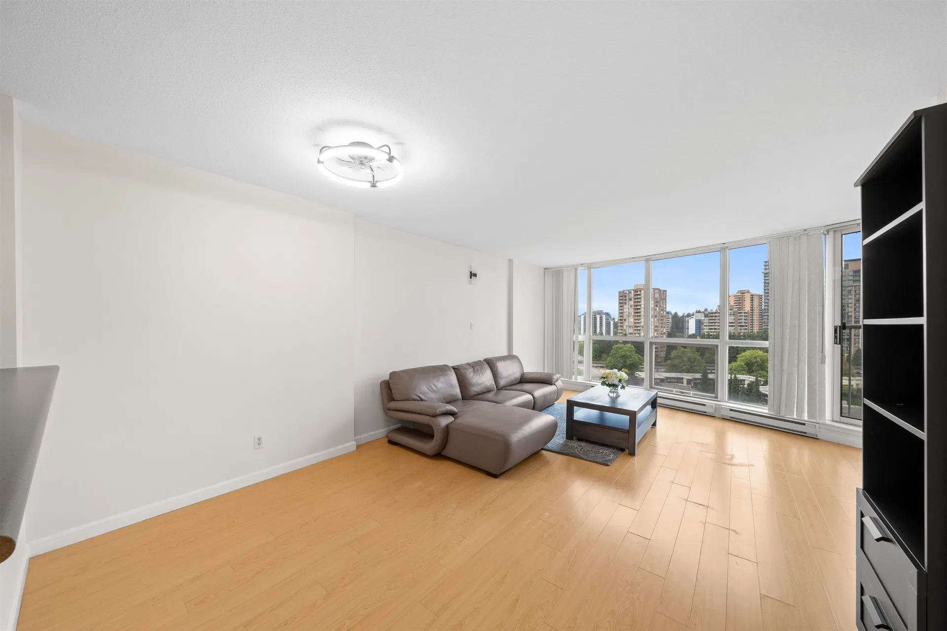 Photo 4 of 31 at #1503 – 6088 Willingdon Avenue