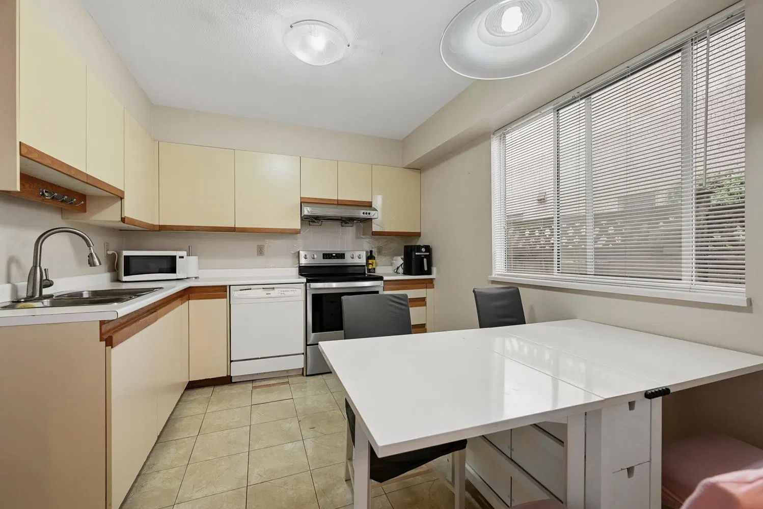 Photo 4 of 30 at 819 W 70th Avenue