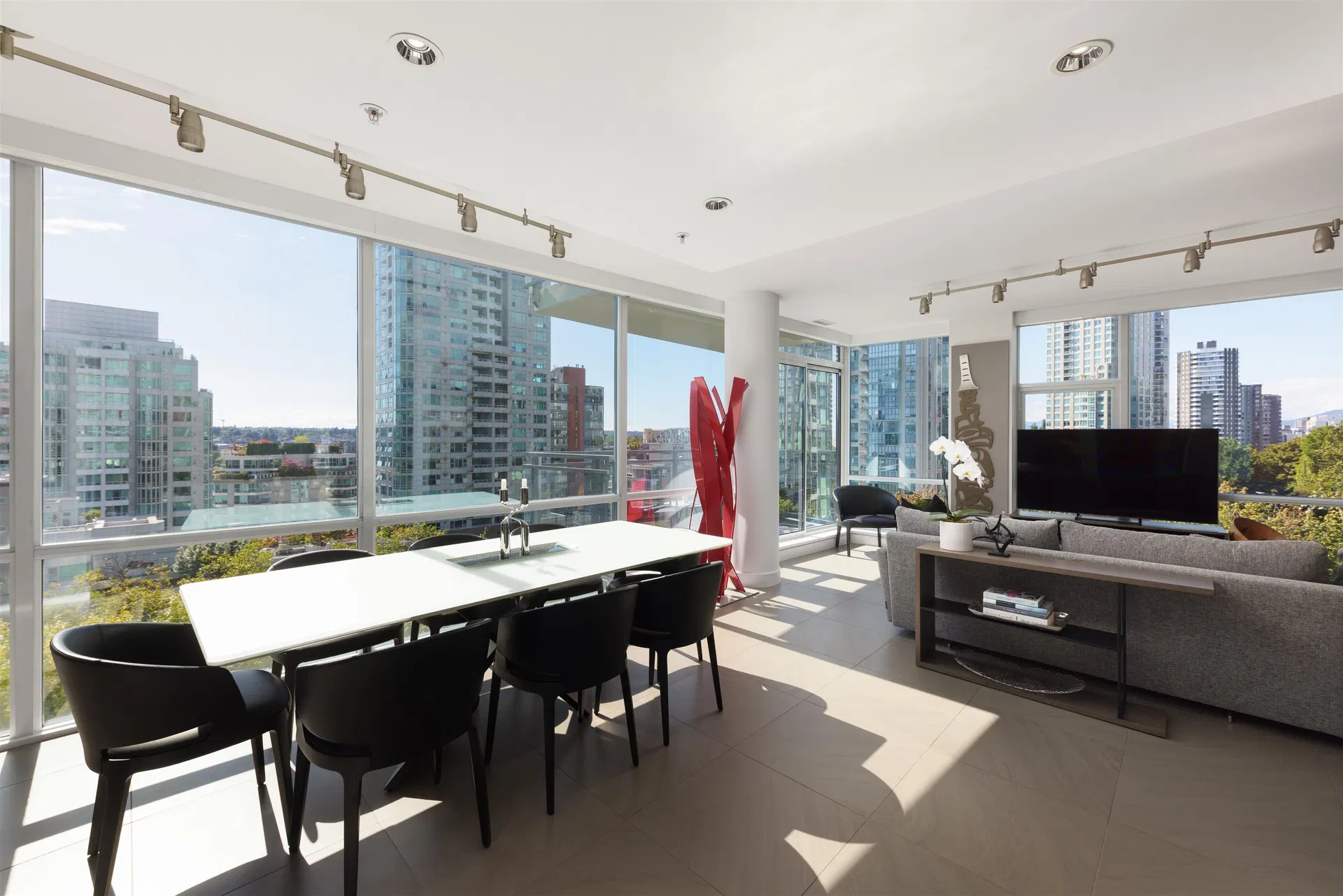 Photo 2 of 40 at #805 – 1455 Howe Street