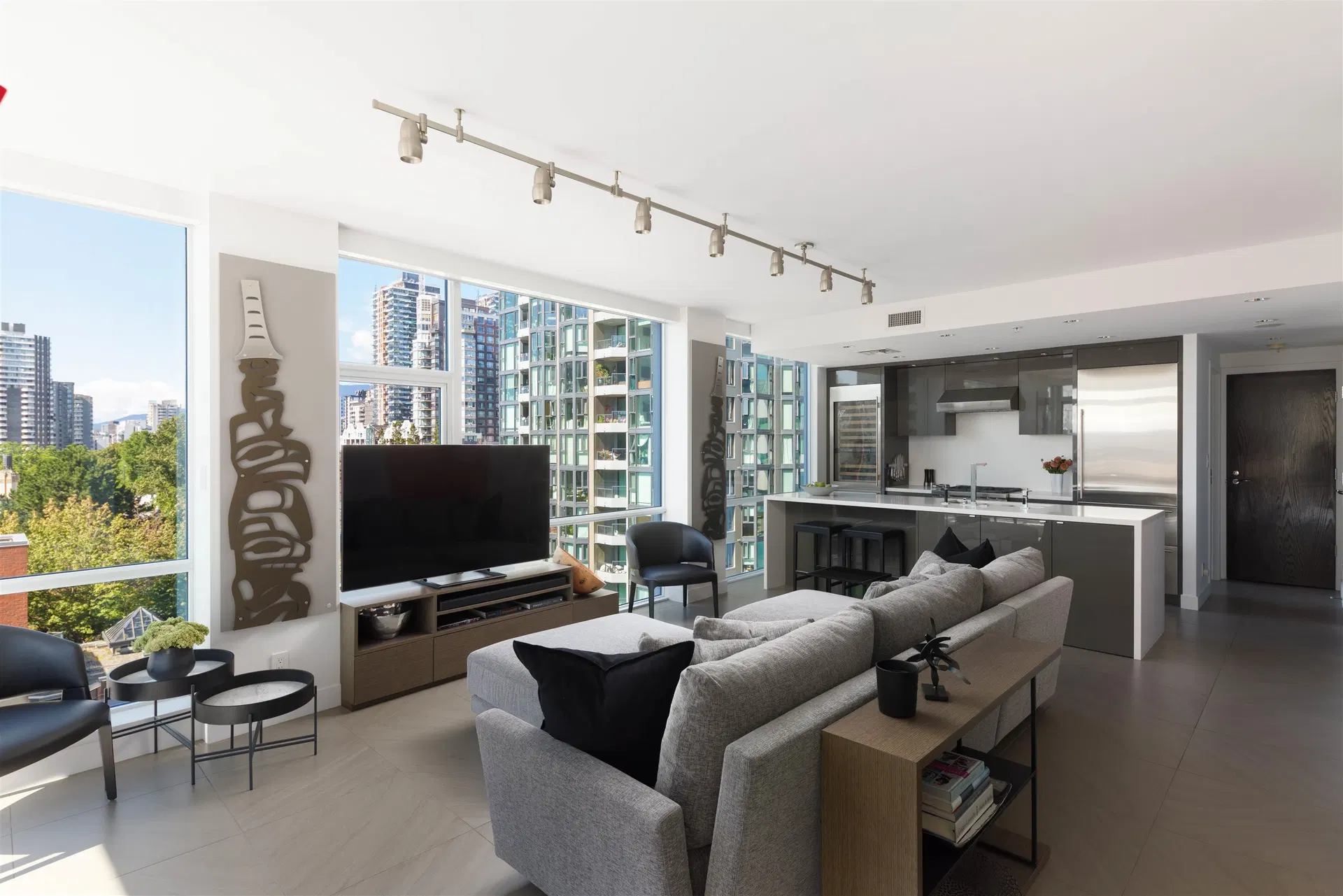 Photo 3 of 40 at #805 – 1455 Howe Street