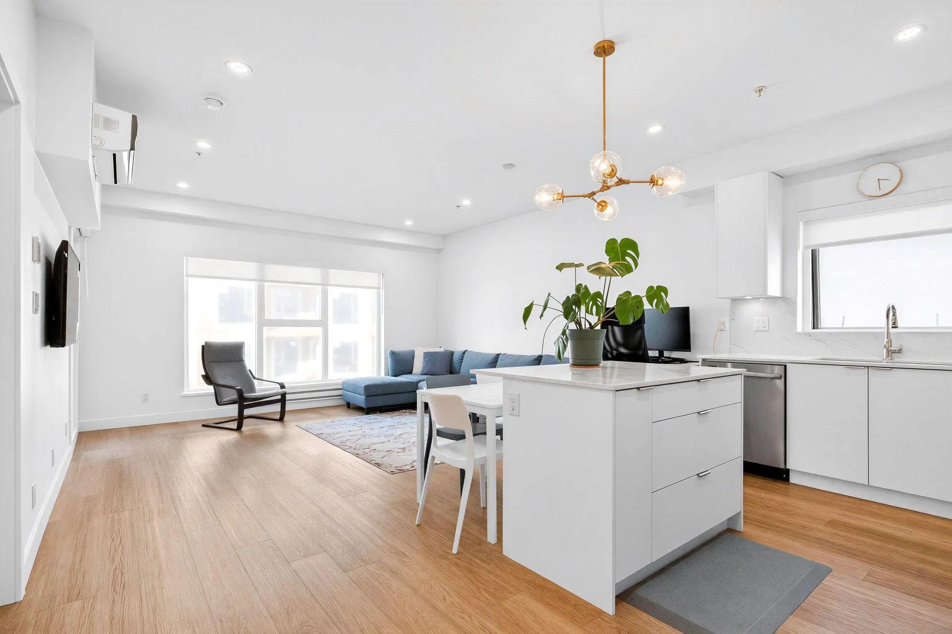 #301 – 2331 Kelly Avenue